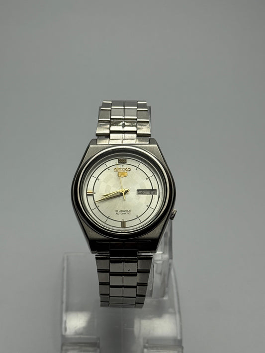 Seiko 5 Automatic | White Textured Dial | Gold Hands | Stainless Steel Bracelet | Day-Date