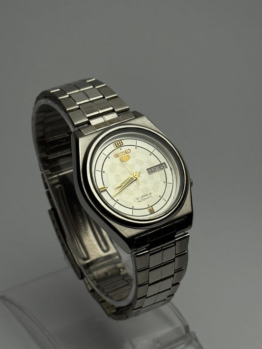Seiko 5 Automatic | White Textured Dial | Gold Hands | Stainless Steel Bracelet | Day-Date