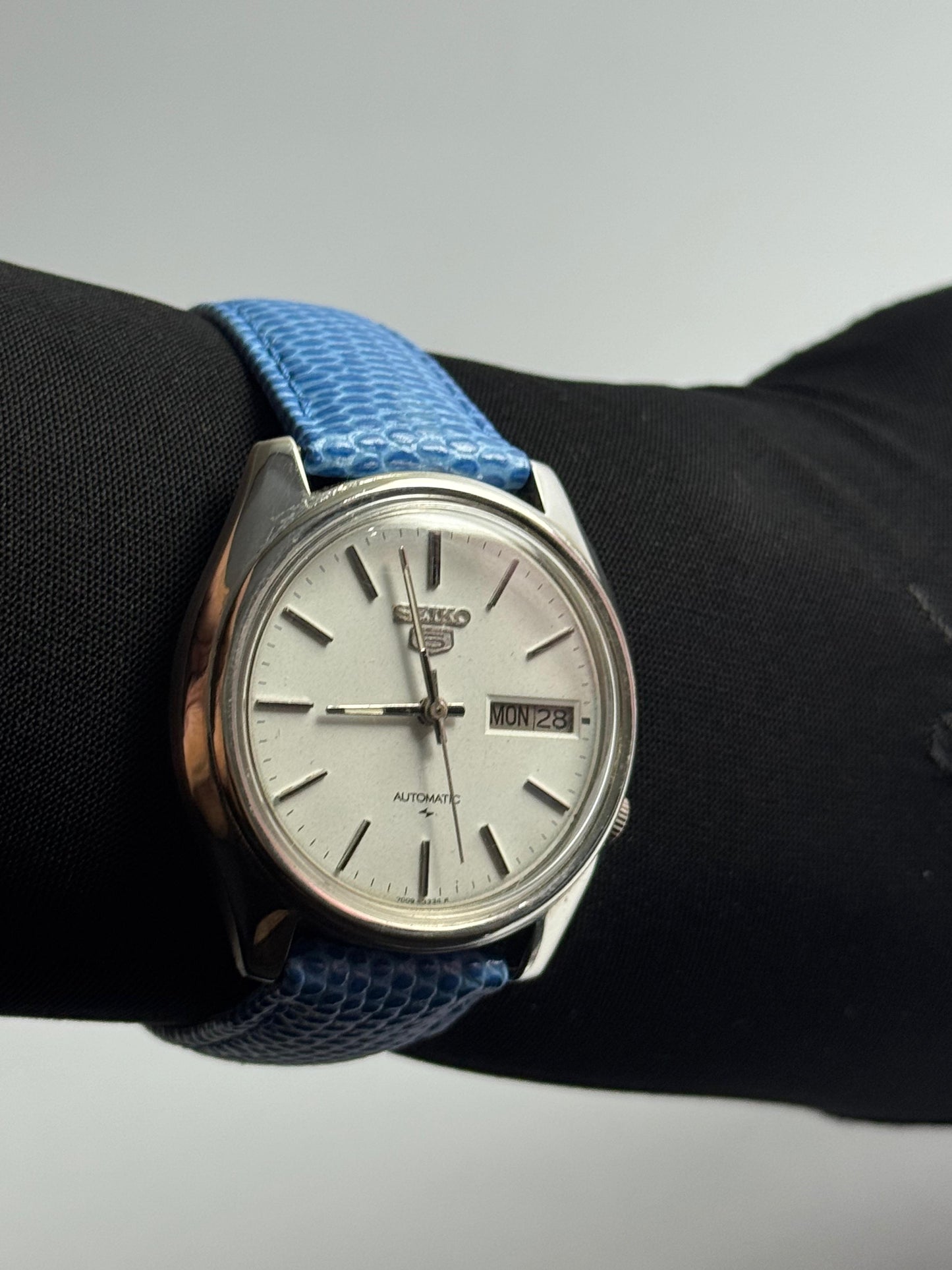 Seiko 5 Automatic | White Dial | Blue Textured Strap | Day-Date | Vintage