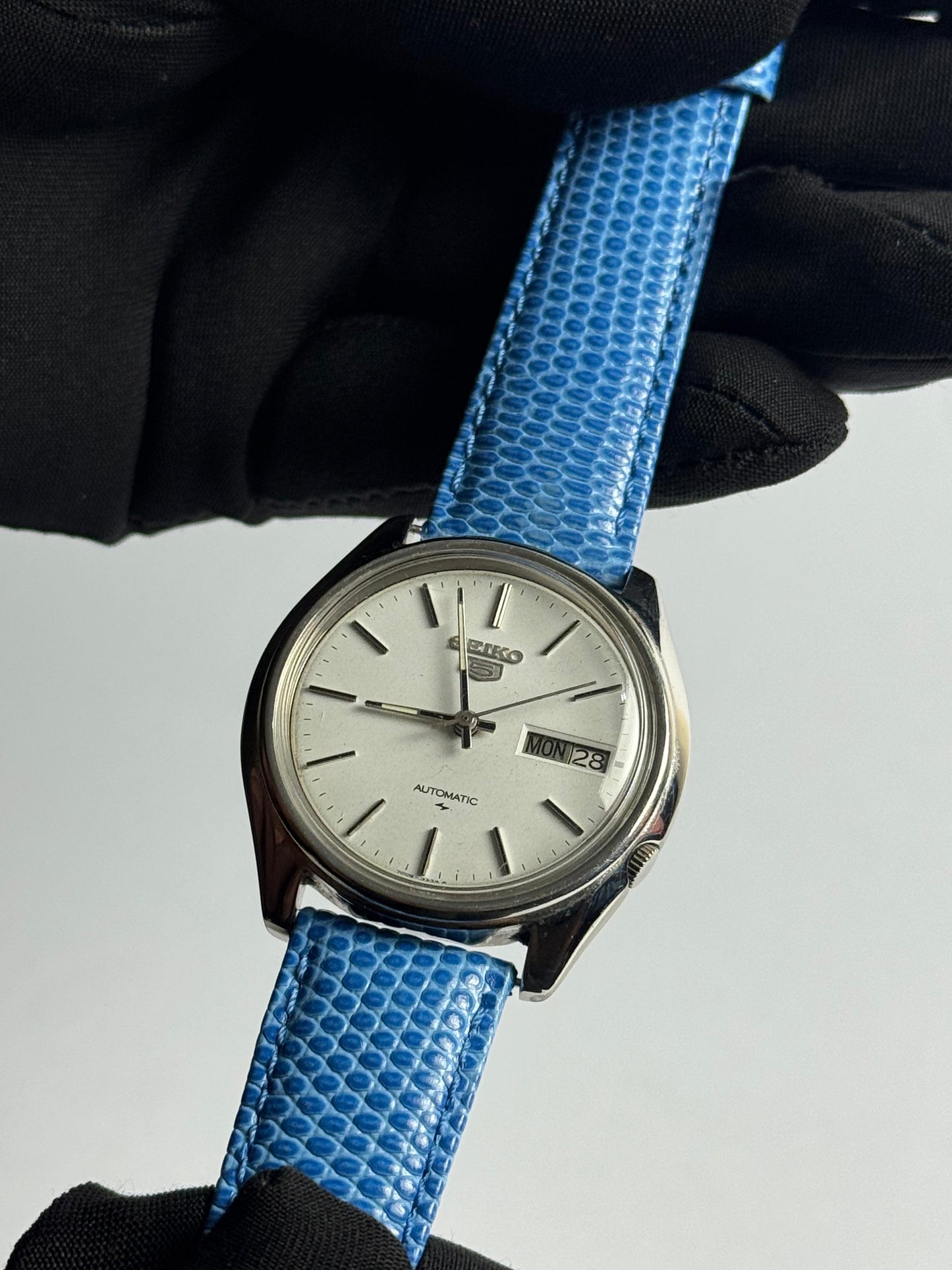 Seiko 5 Automatic | White Dial | Blue Textured Strap | Day-Date | Vintage